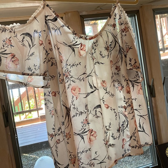 2 summer blouses - Picture 2 of 2